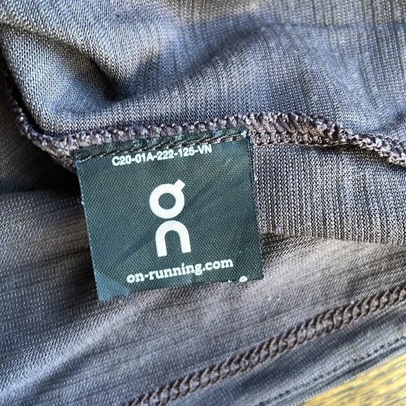 On Running Women’s Top Size Small - Picture 2 of 3